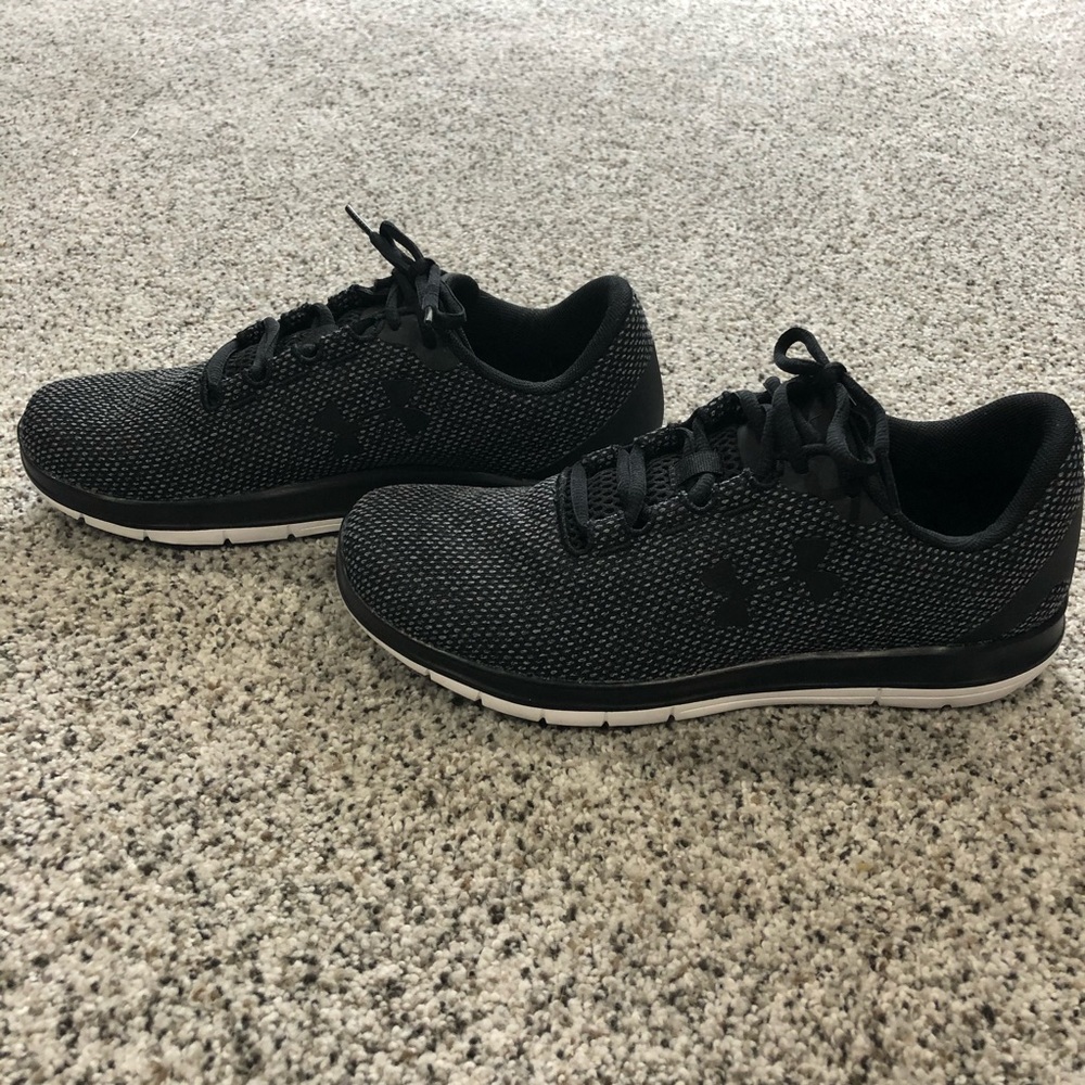 Never worn under Armour tennis shoes size 8.5